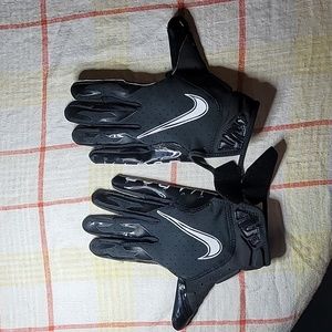 PAIR of Nike Vapor Jet youth gloves